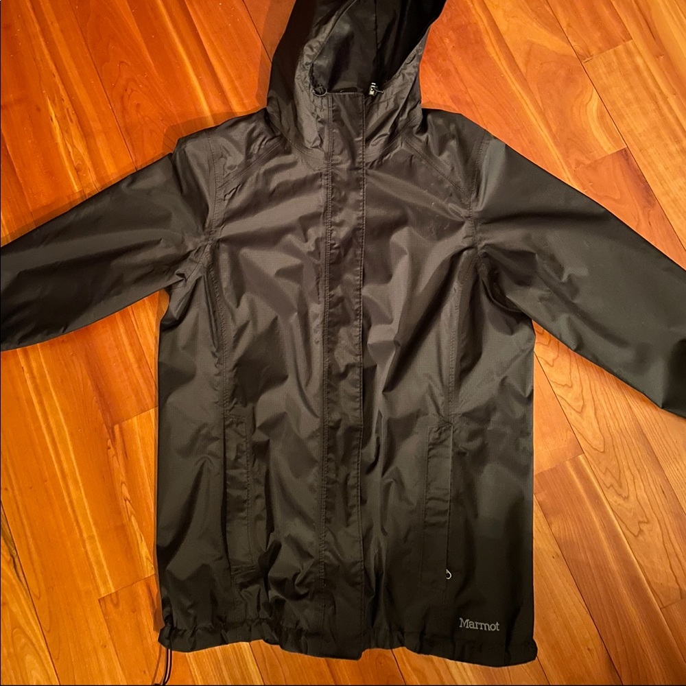 Marmot Women’s rain jacket with hood.  Excellent condition!